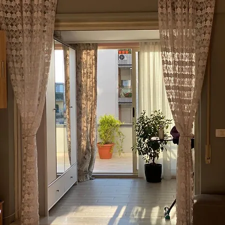 Apartament Komuna E Parisit Qendra Kristal Center Appartamento